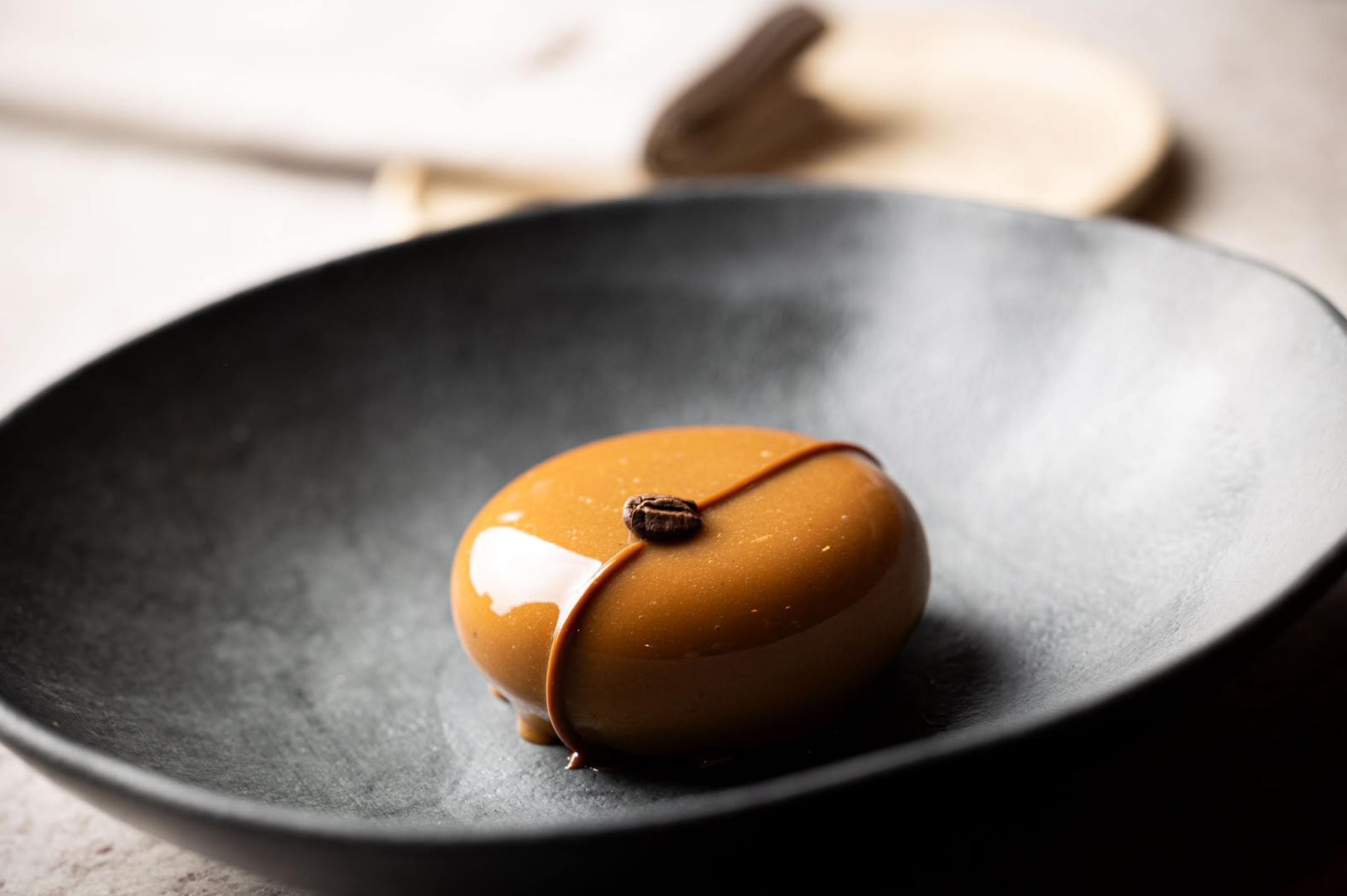 O delicado entremet de doce de leite e caf&eacute; do Righi Gastronomia vai compor a parte doce do menu novo