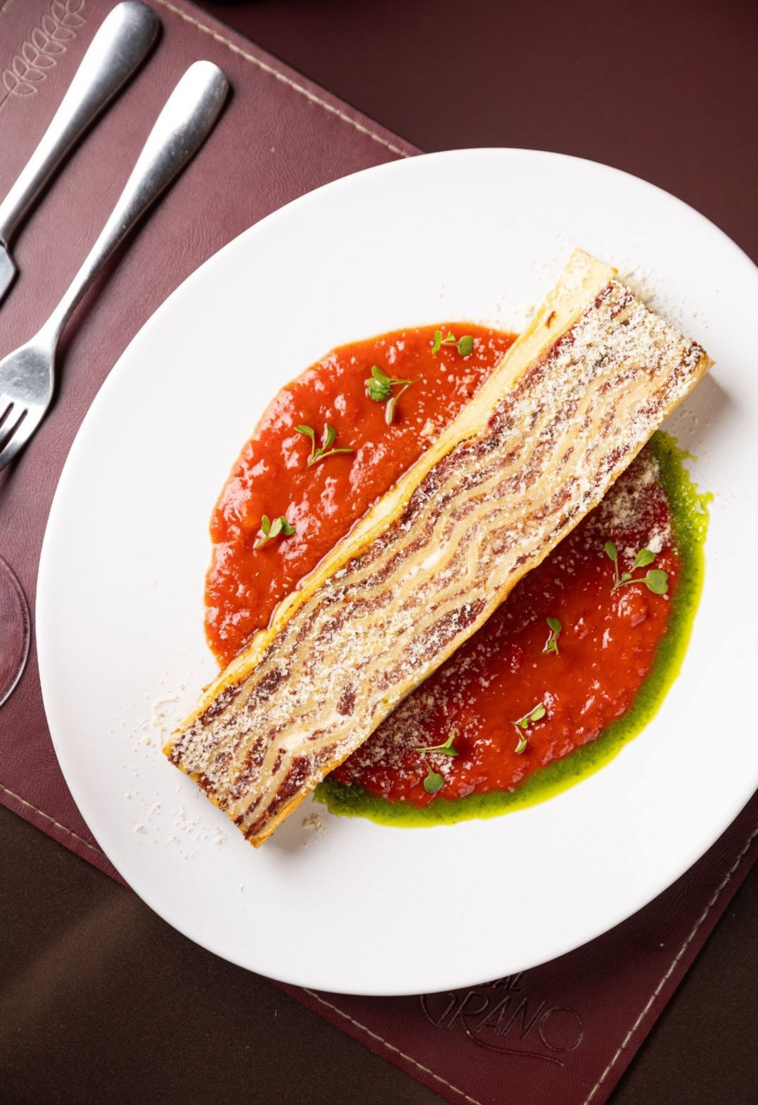 Batizada de "Da Nonna", a lasanha &agrave; bolonhesa do Dal Grano &eacute; servida por cima de uma camada de molho de tomate 