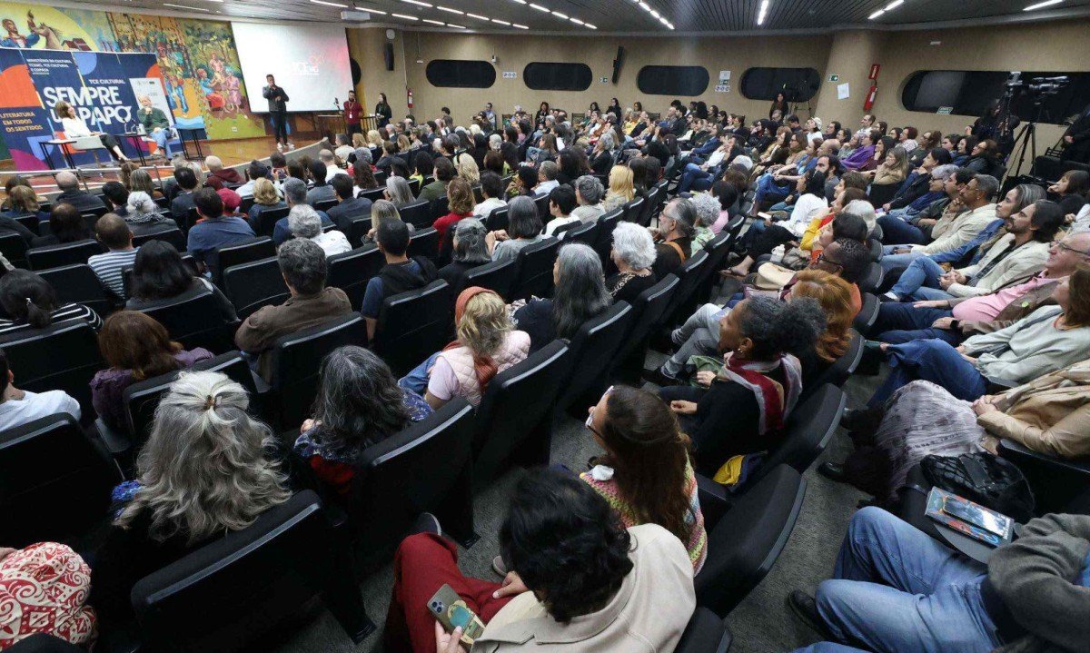  Audit&oacute;rio do Tribunal de Contas de Minas Gerais est&aacute; lotado durante palestra do escritor mo&ccedil;ambicano Mia Couto