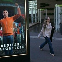 O que brasileiros pensam de influenciadores que fazem publicidade de bets: 'Destruíram minha vida' - BBC