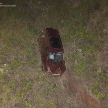 Mulher morre após carro cair em ribanceira na Serra do Rola-Moça - Corpo de Bombeiros/Reprodução