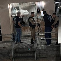 Vídeo: discussão de relacionamento entre 4 acaba em pancadaria e prisão - Reprodução/Redes Sociais