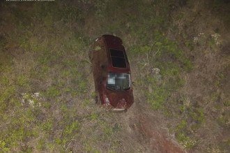 Mulher morre após carro cair em ribanceira na Serra do Rola-Moça