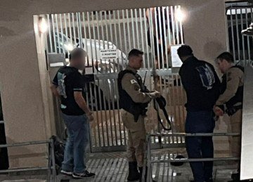 Homem suspeito de agredir ex-companheiros tinha comportamento exaltado e chegou a chutar viatura -  (crédito: Reprodução/Redes Sociais)