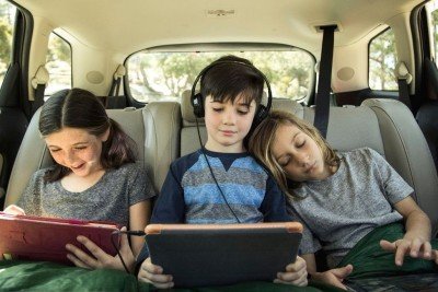 Crian&ccedil;as em telas no carro simbolizam os desafios da parentalidade digital frente aos riscos da IA e seguran&ccedil;a online -  (crédito: Relat&oacute;rio Norton Insights: Connected Kids
)