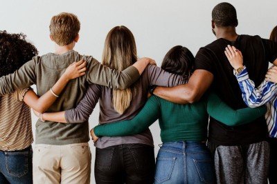 A pesquisa revela que a confian&ccedil;a no Brasil se concentra nas rela&ccedil;&otilde;es pessoais e grupos sociais pr&oacute;ximos, como ilustrado na imagem -  (crédito: FreePik)