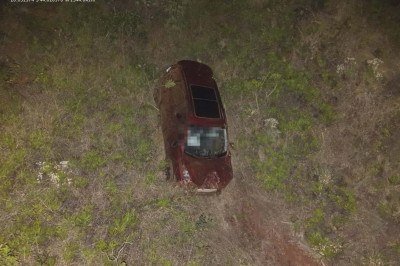 Bombeiros usam drone e helicóptero para localizar carro em ribanceira -  (crédito: Corpo de Bombeiros/Reprodução)