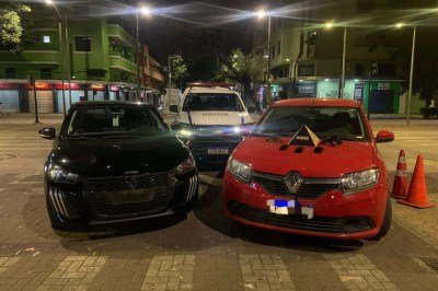 Polícia Militar prende dois suspeitos, recupera dois veículos roubados, apreende arma de fogo e identifica indícios de atuação em série de roubos na capital -  (crédito: PMMG)