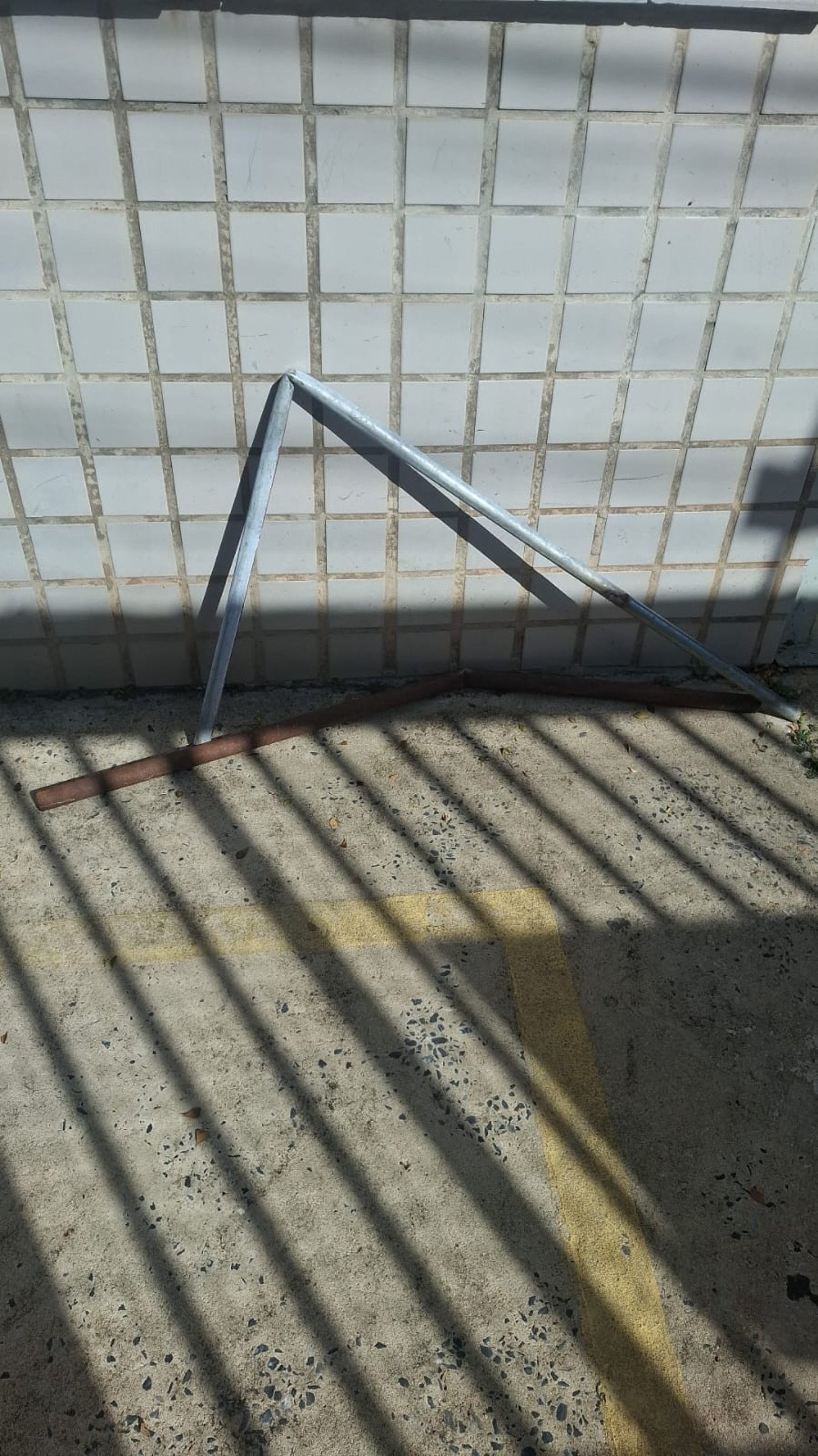 Cabo de a&ccedil;o usado, pelo vizinho, para bater no suspeito de agredir a namorada