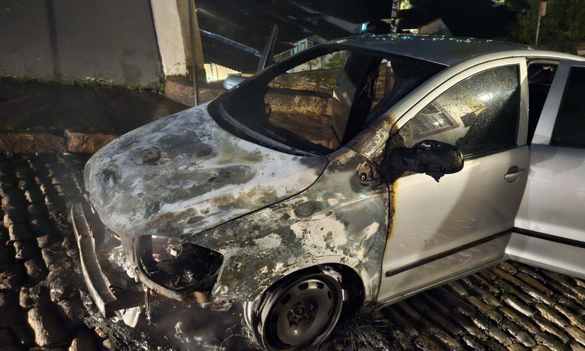 Inc&ecirc;ndio destruiu carro em Ouro Preto, mas n&atilde;o deixou v&iacute;timas