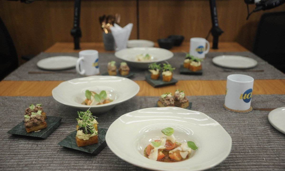 T&eacute;cnicas precisas s&atilde;o usadas para valorizar produtos comuns que chegam &agrave; mesa, como tomate, inhame e batata-baroa
