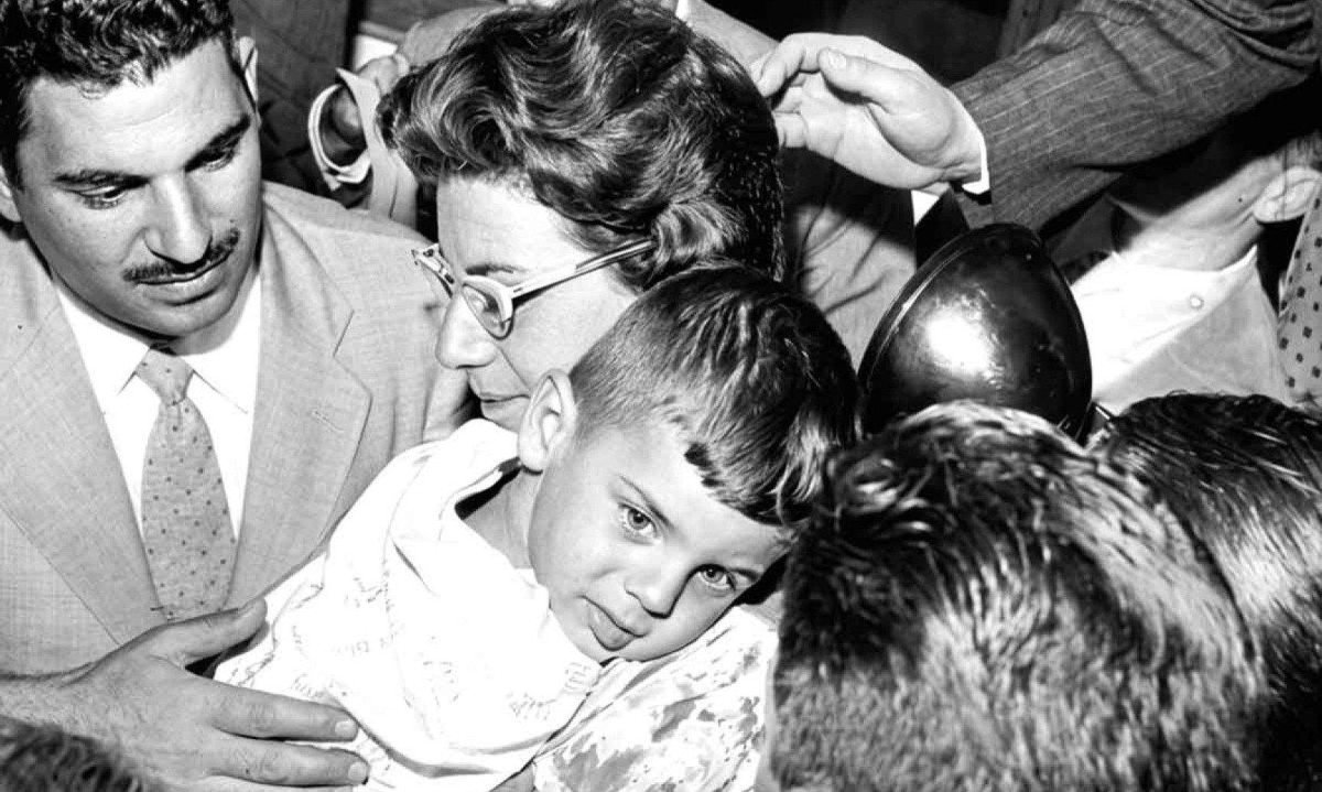 Fim da angústia nacional: dona Célia Haziot carrega o filho Sérgio, após o reencontro que encerrou 14 horas de tensão e sequestro. O registro de Luiz Carlos Barreto captou o instante em que o drama policial deu lugar ao alívio de uma família	 -  (crédito: luiz carlos barreto/o cruzeiro)