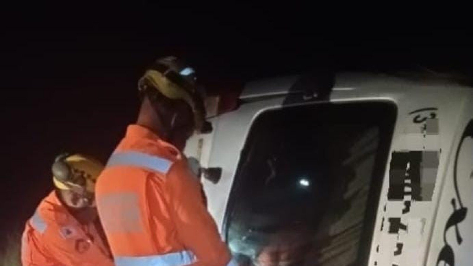 Momento em que os bombeiros retiram as v&iacute;timas de dentro do ve&iacute;culo