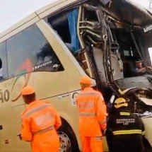 Acidente entre ônibus e carreta deixa 19 feridos em Minas - CBMMG/Divulgação