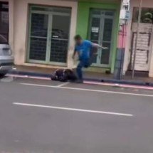 Mulher trans é espancada após desentendimento sobre estacionamento rotativo - Redes Sociais/Samir Alouan