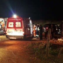 Micro-ônibus cai em ribanceira e deixa feridos de time de futebol - Divulgação/CBMMG