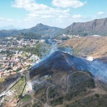 Vídeo: incêndio deixa rastros de destruição na vegetação da Serra do Curral - Leandro Couri/EM/D.A Press