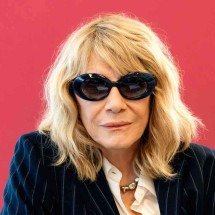 Renata Sorrah, de 78 anos, adora aprender com o jovem elenco de 'Por você'