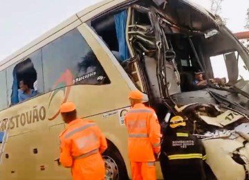Frente do ônibus ficou destruída e motorista preso às ferragens devido ao impacto da batida -  (crédito: CBMMG/Divulgação)