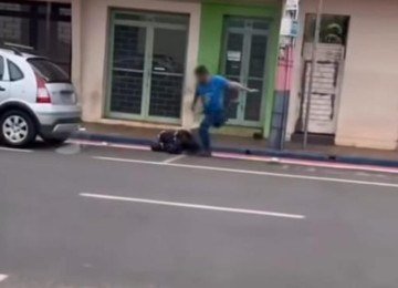 Mulher trans foi agredida com chutes em Frutal, no Triângulo Mineiro, enquanto trabalhava no sistema de estacionamento rotativo da cidade -  (crédito: Redes Sociais/Samir Alouan)
