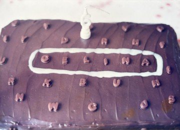 Já tive bolo enfeitado com papel crepom, com cacho de uva, com letrinhas feitas na chocolateria de brinquedo -  (crédito: Arquivo pessoal)