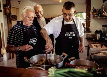 Jefferson Rueda, chef do restaurante A Casa do Porco, ao lado de seu pai, José Rueda, e do irmão Washington  -  (crédito: Divulgação)