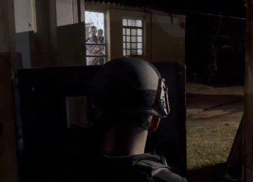 Os policiais chegaram a pedir para o homem se acalmar -  (crédito: Reprodução/Redes Sociais)