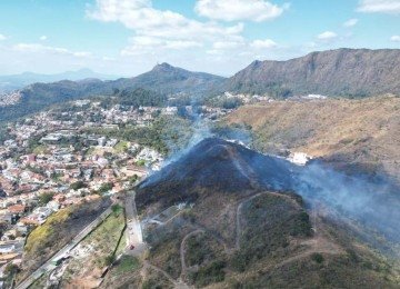 As imagens de drone mostram os rastros das chamas na vegetação  -  (crédito: Leandro Couri/EM/D.A Press)