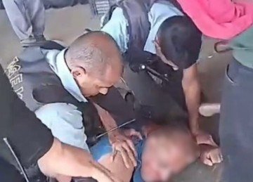 Comerciante irregular agredido por seguranças locais -  (crédito: Reprodução/Redes Sociais)