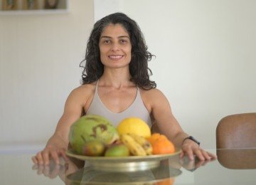A professora Flávia Regis tem o hábito de manter frutas sempre à mão para evitar de cair em tentação -  (crédito: Leandro Couri/EM/D.A Press)