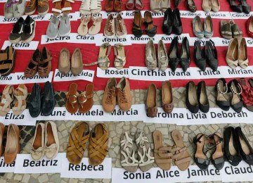 Protesto no Dia da Eliminação da Violência contra a Mulher, no Rio de Janeiro, expôs nas ruas os sapatos de vítimas de feminicídio -  (crédito: Fernando Frazão/Agência Brasil)