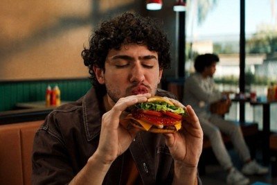 O King Cheese, novo sandu&iacute;che do Burger King, que faz campanha com 50% de desconto para quem pedir o lanche em mineir&ecirc;s -  (crédito: Divulga&ccedil;&atilde;o)