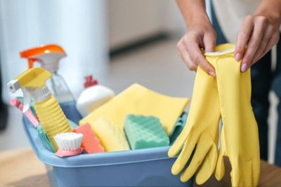 A prote&ccedil;&atilde;o das m&atilde;os com luvas &eacute; crucial para prevenir rea&ccedil;&otilde;es e ressecamento causados por produtos de limpeza -  (crédito: FreePik)