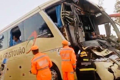 Frente do ônibus ficou destruída e motorista preso às ferragens devido ao impacto da batida -  (crédito: CBMMG/Divulgação)
