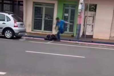 Mulher trans foi agredida com chutes em Frutal, no Triângulo Mineiro, enquanto trabalhava no sistema de estacionamento rotativo da cidade -  (crédito: Redes Sociais/Samir Alouan)