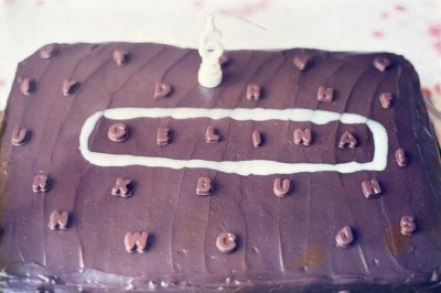 Já tive bolo enfeitado com papel crepom, com cacho de uva, com letrinhas feitas na chocolateria de brinquedo -  (crédito: Arquivo pessoal)