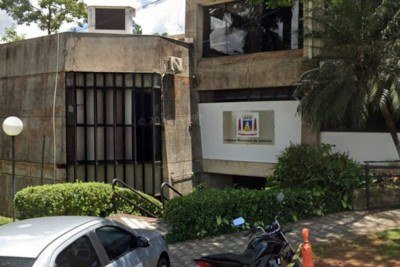 O Órgão Especial do TJMG julgou inconstitucional a lei sancionada pela Câmara Municipal de Itabirito, que prevê vagas exclusivas em estacionamentos de cemitérios e hospitais privados para sacerdotes e pastores -  (crédito: Google Street View / Reprodução)