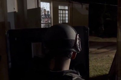 Os policiais chegaram a pedir para o homem se acalmar -  (crédito: Reprodução/Redes Sociais)