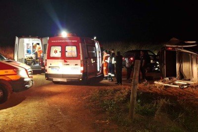 Micro-ônibus capotou e caiu em ribanceira na Zona Rural de Formiga, Região Central de Minas Gerais -  (crédito: Divulgação/CBMMG)