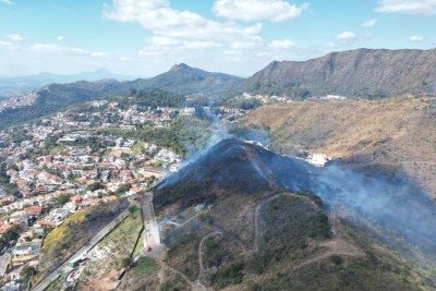 As imagens de drone mostram os rastros das chamas na vegetação  -  (crédito: Leandro Couri/EM/D.A Press)