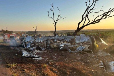 As equipes dos bombeiros prestaram atendimento na ocorrência e auxiliaram a equipe do SAMU nos atendimentos -  (crédito: CBMMG / Divulgação )