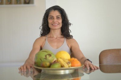 A professora Flávia Regis tem o hábito de manter frutas sempre à mão para evitar de cair em tentação -  (crédito: Leandro Couri/EM/D.A Press)