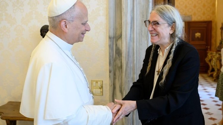 Papa Le&atilde;o XIV e a cantora Patti Smith sorriem ao apertarem as m&atilde;os durante encontro no Pal&aacute;cio Apost&oacute;lico do Vaticano -  (crédito: Reprodu&ccedil;&atilde;o / @Vatican Media)