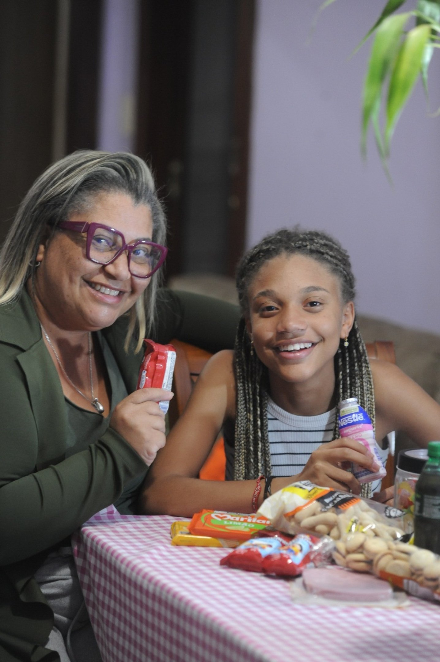 'Muitas vezes, os ultraprocessados acabam sendo a op&ccedil;&atilde;o mais pr&aacute;tica para mandar de lanche para a escola, como biscoitos, barrinhas, salgadinhos ou sucos de caixinha' - Aline Lima, professora e m&atilde;e de Isadora, de 14 anos