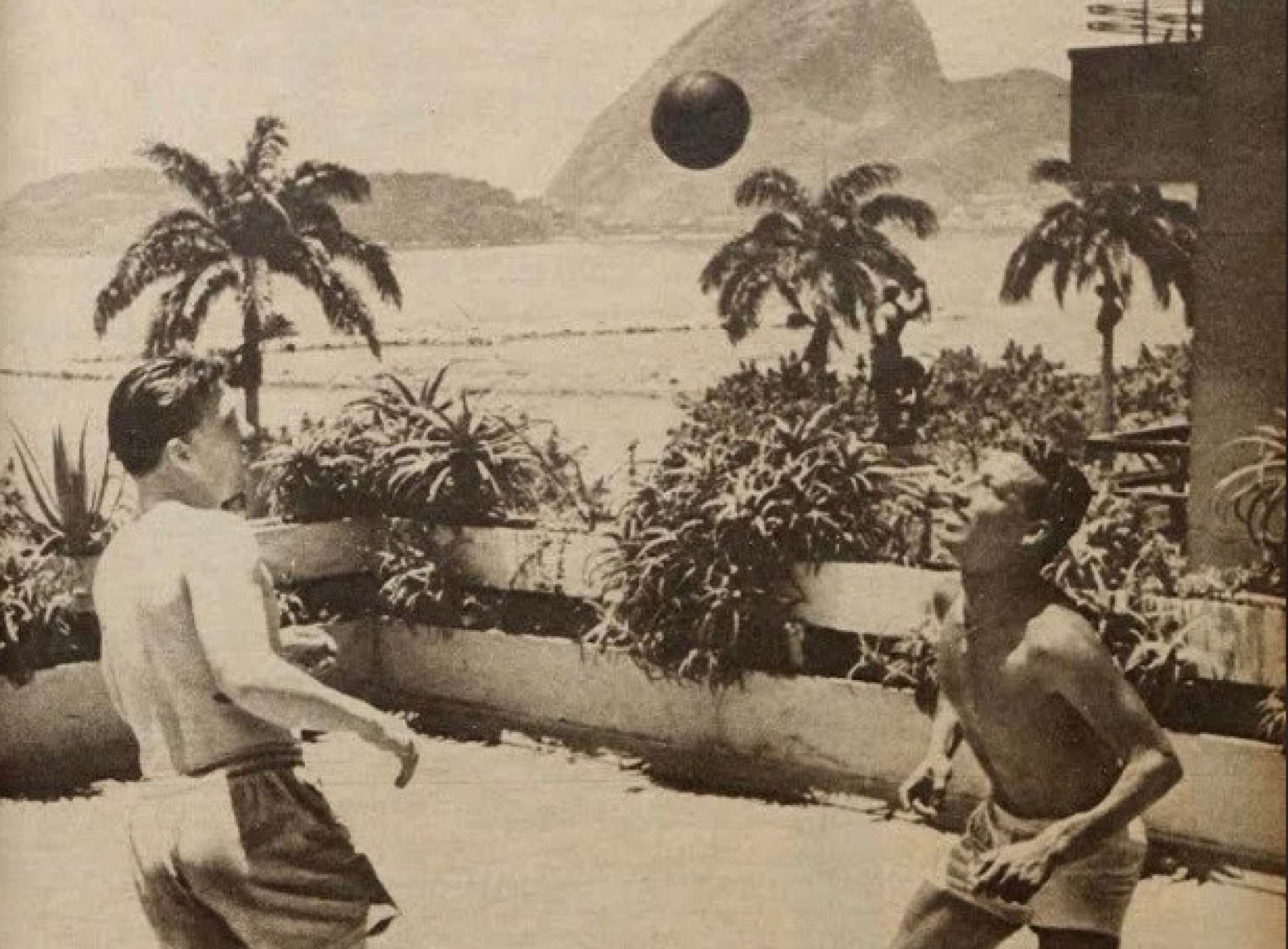 Dois reis, uma mesma linguagem: Zizinho e  Pusk&aacute;s se entendem  em encontro promovido por O Cruzeiro. As imagens de Barreto registraram a sintonia entre dois dos  craques do futebol mundialt