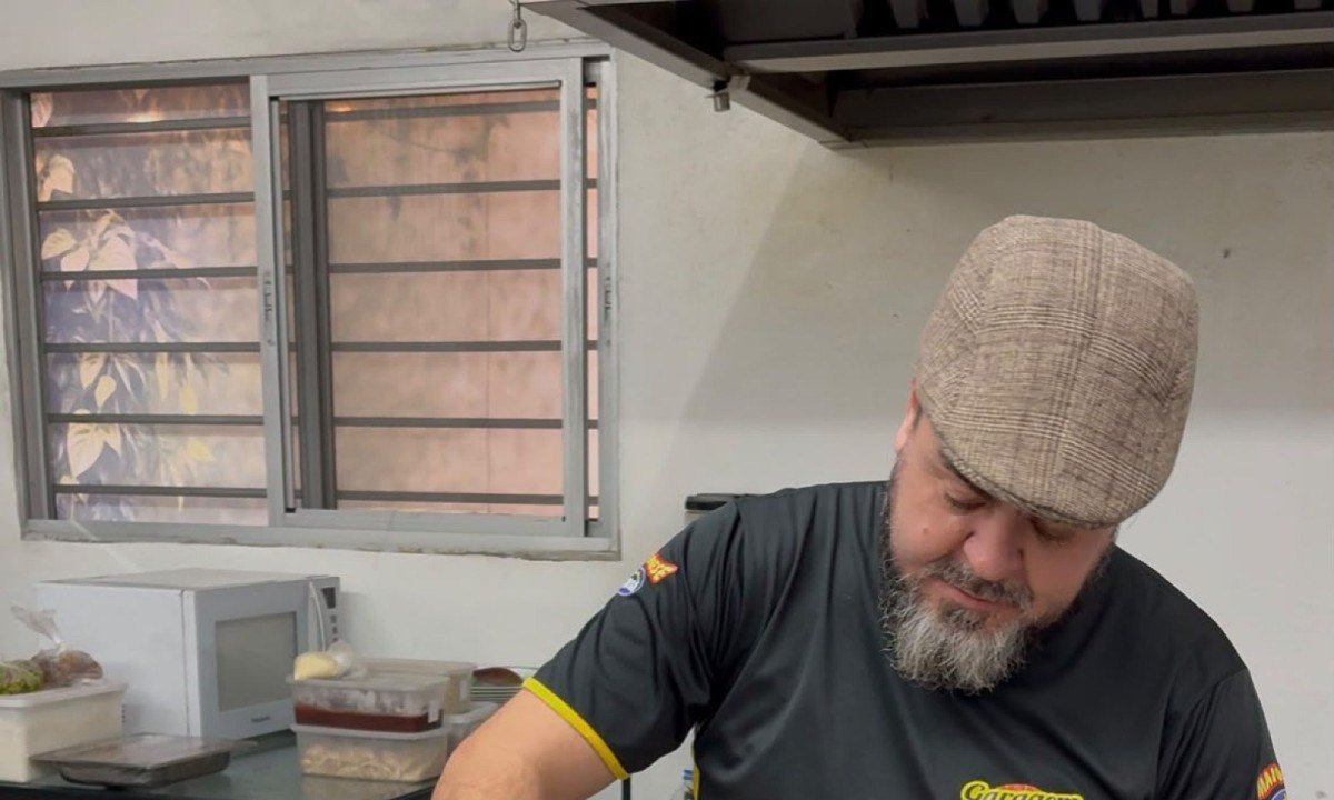  pizzaiolo Marcos Roberto, conhecido como Marcondes, ensina a receita do p&atilde;o cheio