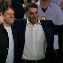 Tarcísio é lançado candidato à reeleição ao lado de Flávio Bolsonaro  - Nelson ALMEIDA / AFP