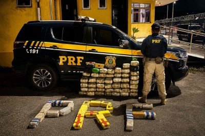 Um total de 110 quilos em tabletes de maconha e coca&iacute;na foram encontrados pela PRF em caminh&atilde;o que seguia de Divin&oacute;polis para o Esp&iacute;rito Santo -  (crédito: PRF)