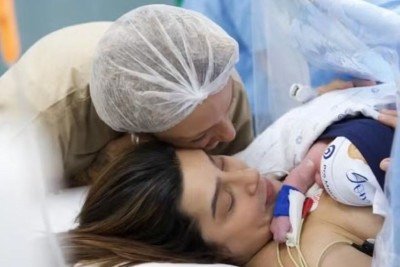 Lauana Prado e a esposa Tati Dias com o filho rec&eacute;m-nascido, Dom, na sala de parto -  (crédito: Redes sociais)