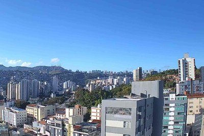 S&aacute;bado aberto e ensolarado com a Serra do Curral vista do Bairro Luxemburgo. Apesar do sol, dia gelado em Belo Horizonte. Primeiro fim de semana deve ser de muito frio -  (crédito: Clima ao Vivo)